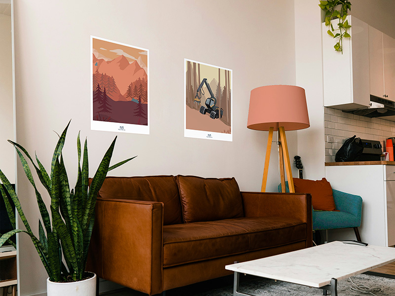 Salon moderne avec canapé en cuir brun, décoré de deux affiches illustrées, Yblou Création.