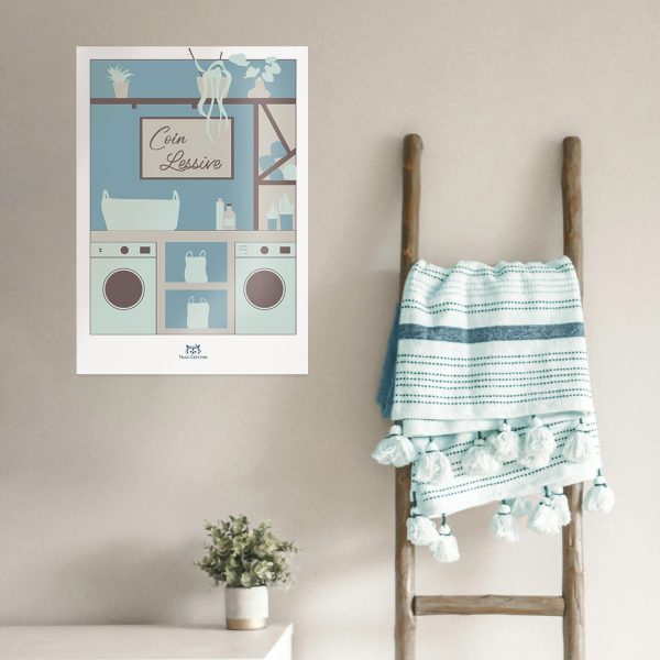 Affiche illustrée décoration murale - "Coin lessive" accrochée sur un mur beige à côté d'une échelle porte-serviette, Yblou Création.