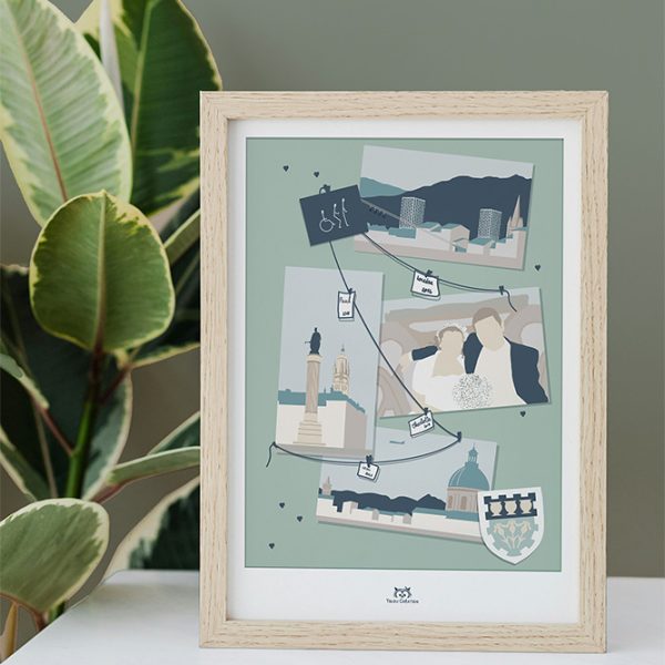 Affiche encadrée réalisée pour les 10 ans de mariage, représentant des moments importants d’un couple, posée sur un meuble blanc devant un mur vert avec une plante à côté, Yblou Création